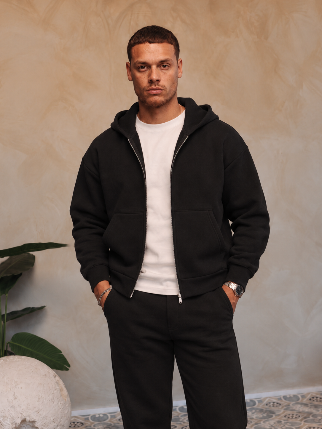 Essential Vest Black, gedragen