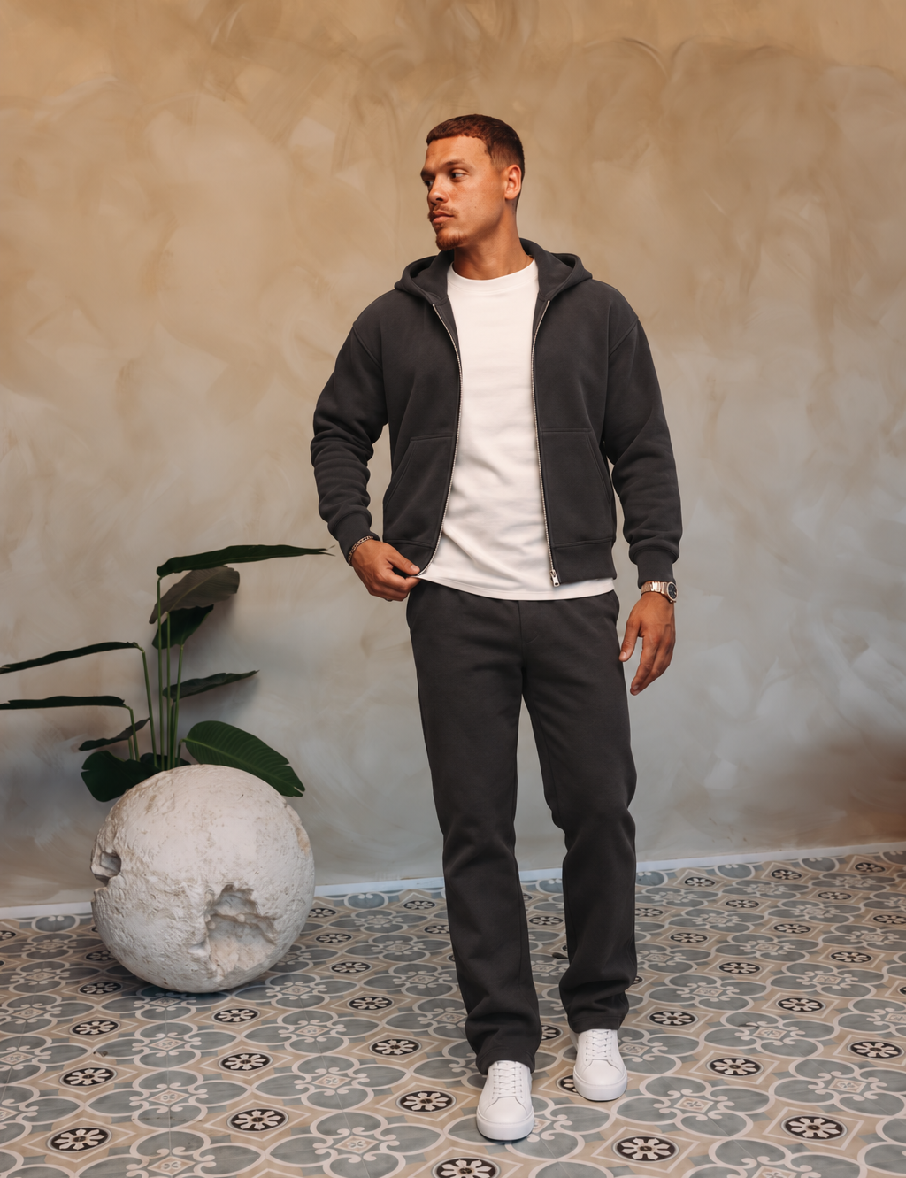 Essential Vest Set antraciet — open vest, wit shirt en witte sneakers, pose 02