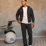 Essential Vest Set antraciet — open vest, wit shirt en witte sneakers, pose 02