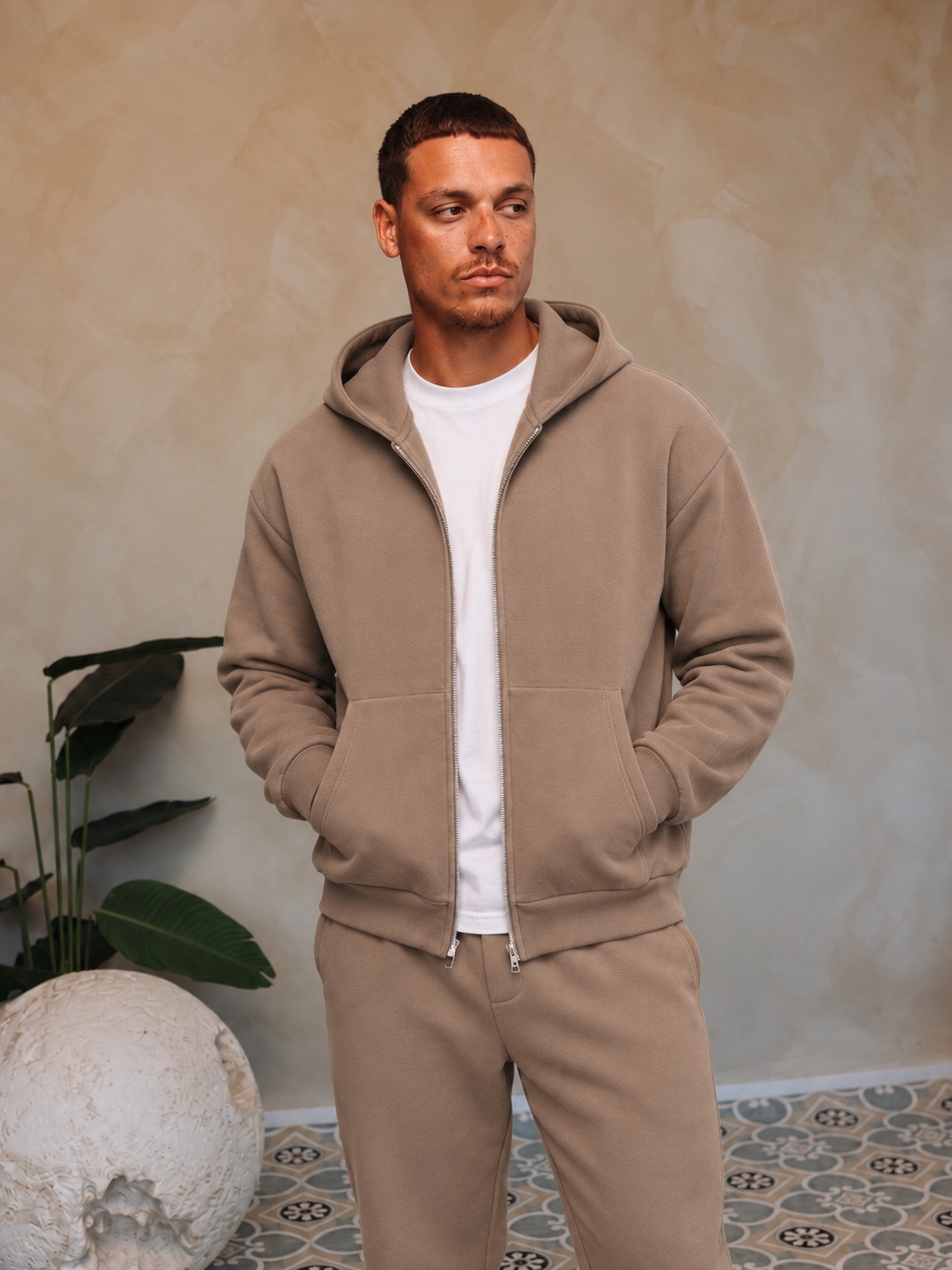 Essential Vest Taupe, gedragen