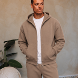 Essential Vest Taupe, gedragen