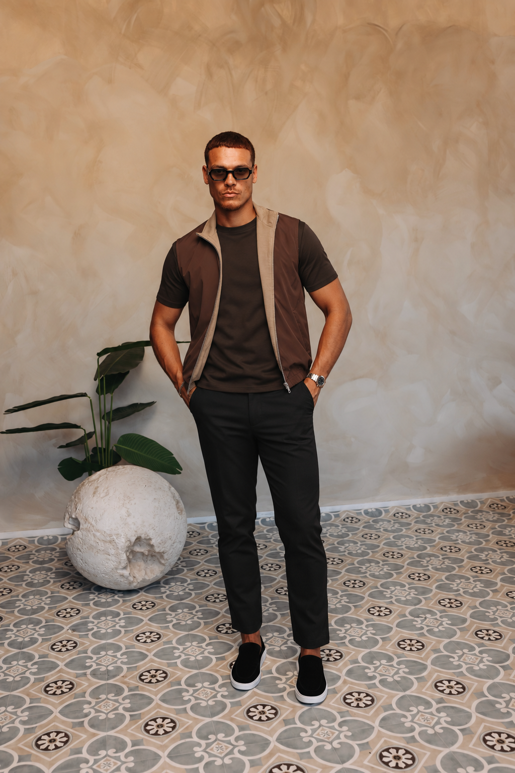 CORE BODYWARMER BEIGE BROWN met passend Gloss-shirt en zwarte broek – lifestyle 1