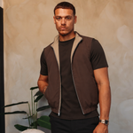 CORE BODYWARMER BEIGE BROWN met passend Gloss-shirt en zwarte broek – lifestyle 3