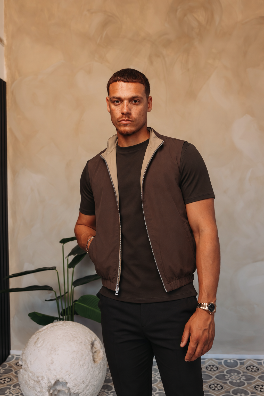 CORE BODYWARMER BEIGE BROWN met passend Gloss-shirt en zwarte broek – lifestyle 3