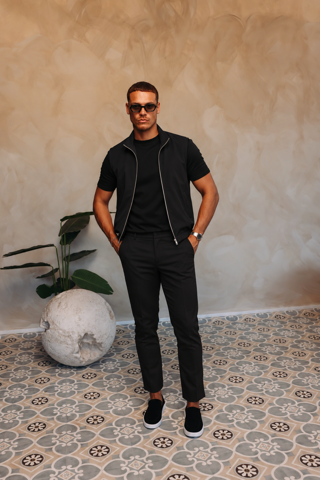 CORE BODYWARMER BLACK met passend Gloss-shirt en zwarte broek – lifestyle 1