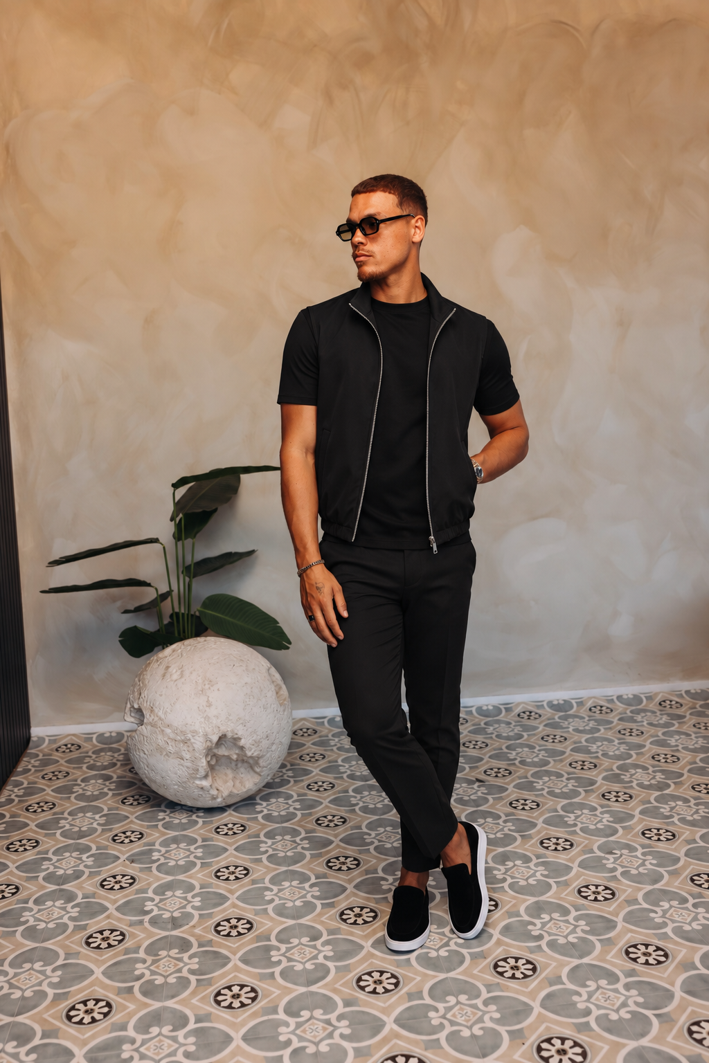 CORE BODYWARMER BLACK met passend Gloss-shirt en zwarte broek – lifestyle 2