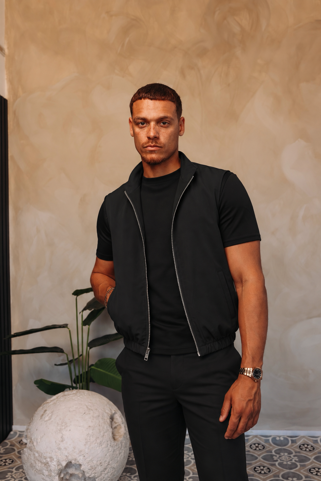 CORE BODYWARMER BLACK met passend Gloss-shirt en zwarte broek – lifestyle 3