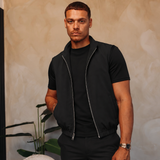 CORE BODYWARMER BLACK met passend Gloss-shirt en zwarte broek – lifestyle 3