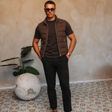 BASE BODYWARMER BROWN met passend Gloss-shirt en zwarte broek – lifestyle 1