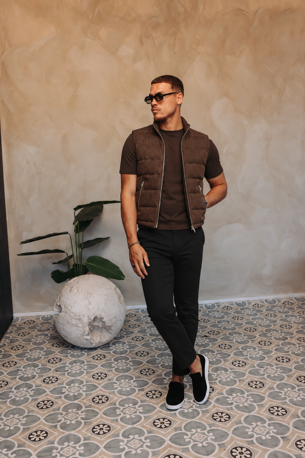 BASE BODYWARMER BROWN met passend Gloss-shirt en zwarte broek – lifestyle 2