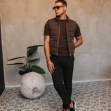 BASE BODYWARMER BROWN met passend Gloss-shirt en zwarte broek – lifestyle 2