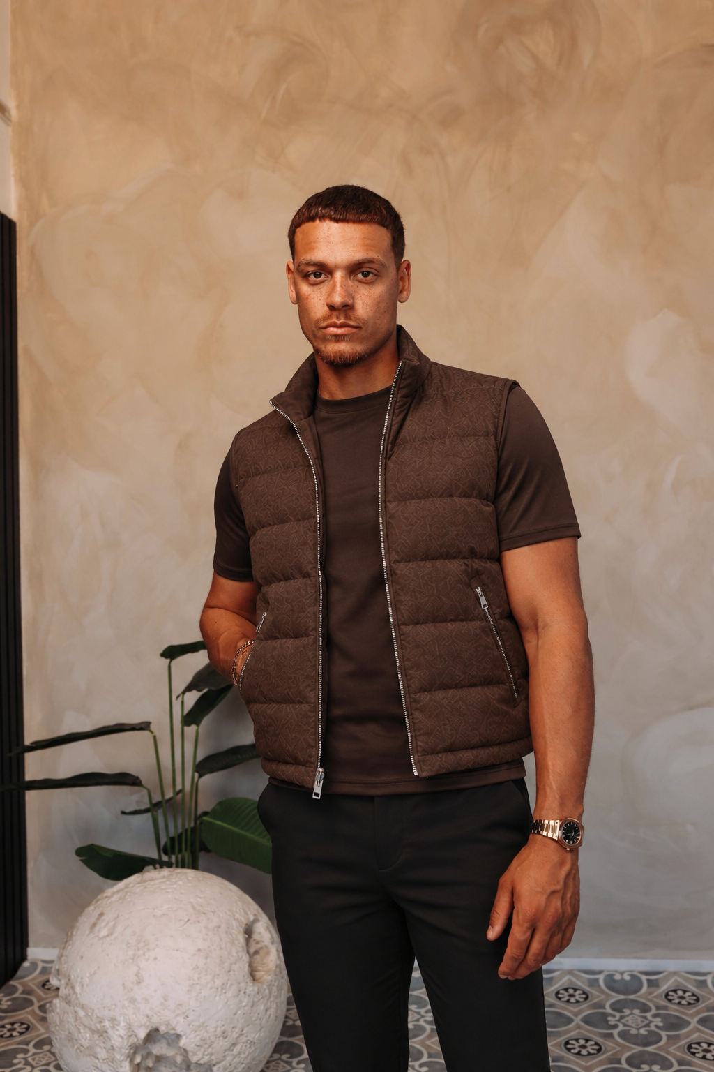 BASE BODYWARMER BROWN met passend Gloss-shirt en zwarte broek – lifestyle 3