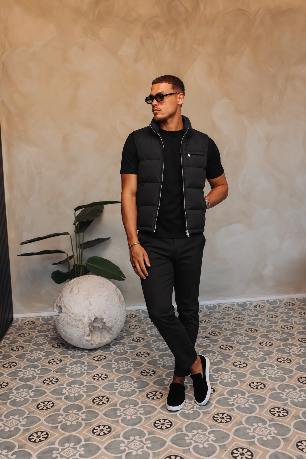 TORINO DOWN BODYWARMER | BLACK met passend Gloss-shirt en zwarte broek – lifestyle 2
