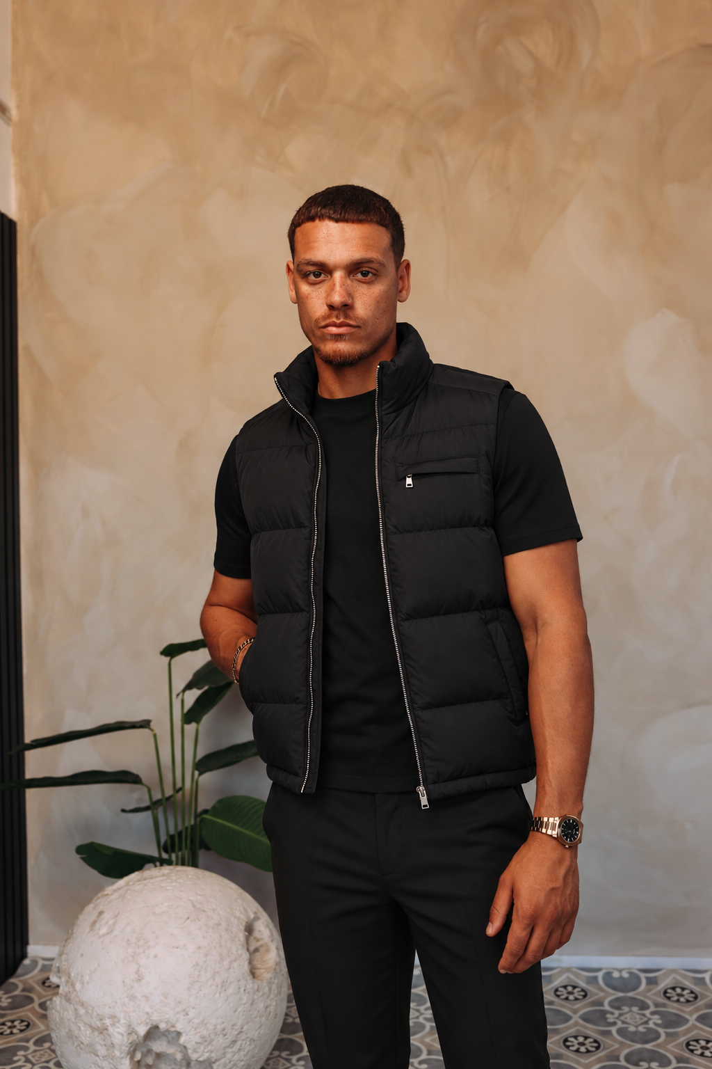 TORINO DOWN BODYWARMER | BLACK met passend Gloss-shirt en zwarte broek – lifestyle 3