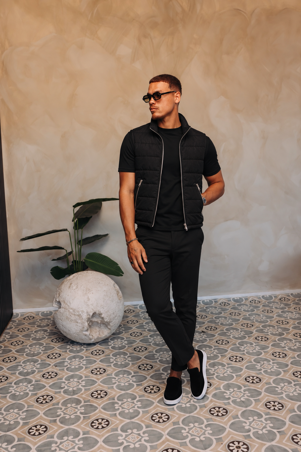 BASE BODYWARMER BLACK met passend Gloss-shirt en zwarte broek – lifestyle 2