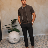 CORE BODYWARMER BROWN LIGHT met passend Gloss-shirt en zwarte broek – lifestyle 1