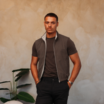 CORE BODYWARMER BROWN LIGHT met passend Gloss-shirt en zwarte broek – lifestyle 2