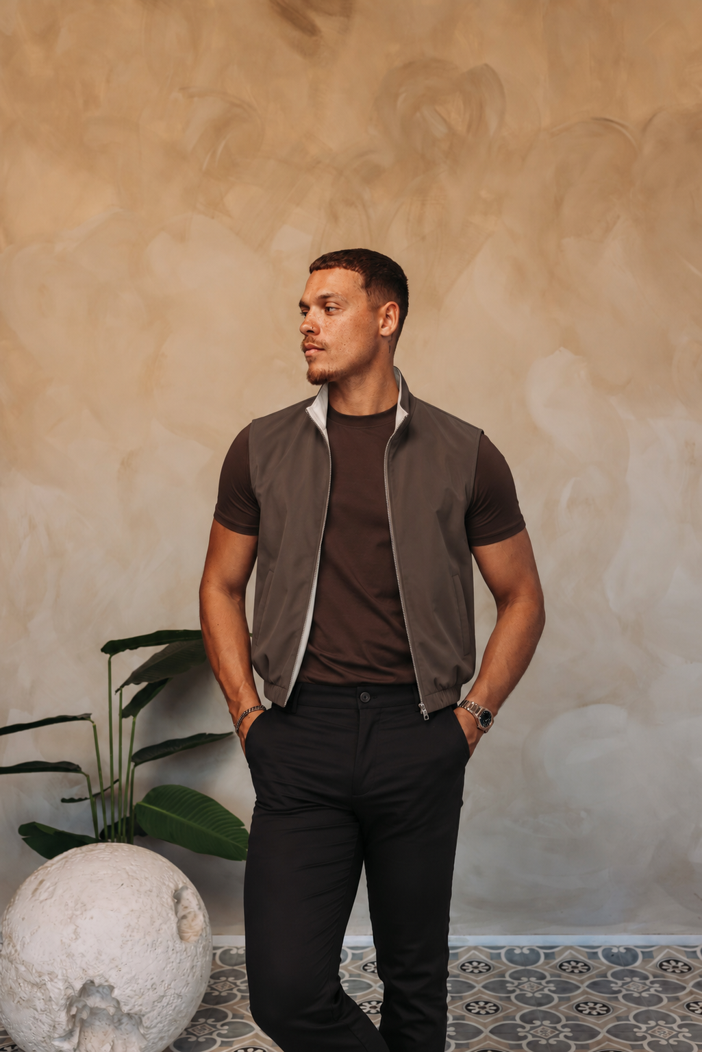CORE BODYWARMER BROWN LIGHT met passend Gloss-shirt en zwarte broek – lifestyle 3