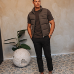 TORINO DOWN BODYWARMER | BROWN met passend Gloss-shirt en zwarte broek – lifestyle 1