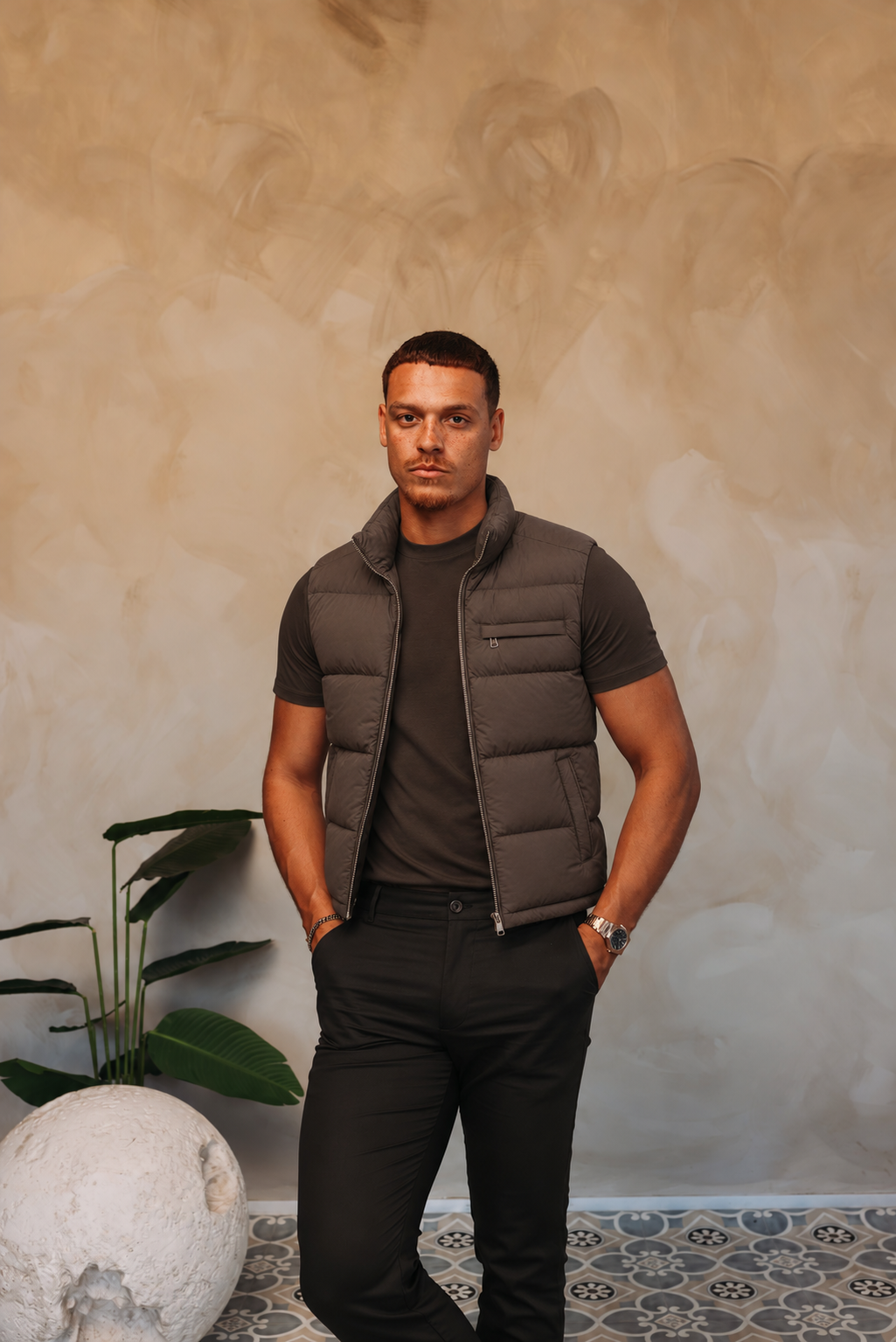 TORINO DOWN BODYWARMER | BROWN met passend Gloss-shirt en zwarte broek – lifestyle 2