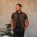 TORINO DOWN BODYWARMER | BROWN met passend Gloss-shirt en zwarte broek – lifestyle 3