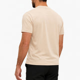 Gloss Essential Shirt beige – studio back, zwarte pantalon