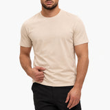 Gloss Essential Shirt beige – studio pose, zwarte pantalon
