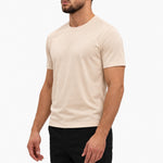 Gloss Essential Shirt beige – studio side, zwarte pantalon