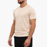 Gloss Essential Shirt beige – studio side, zwarte pantalon