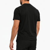 Gloss Essential Shirt black – studio back, zwarte pantalon