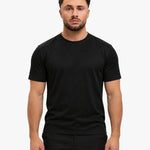 Gloss Essential Shirt black – studio front, zwarte pantalon
