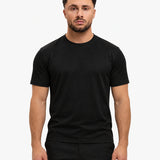 Gloss Essential Shirt black – studio front, zwarte pantalon