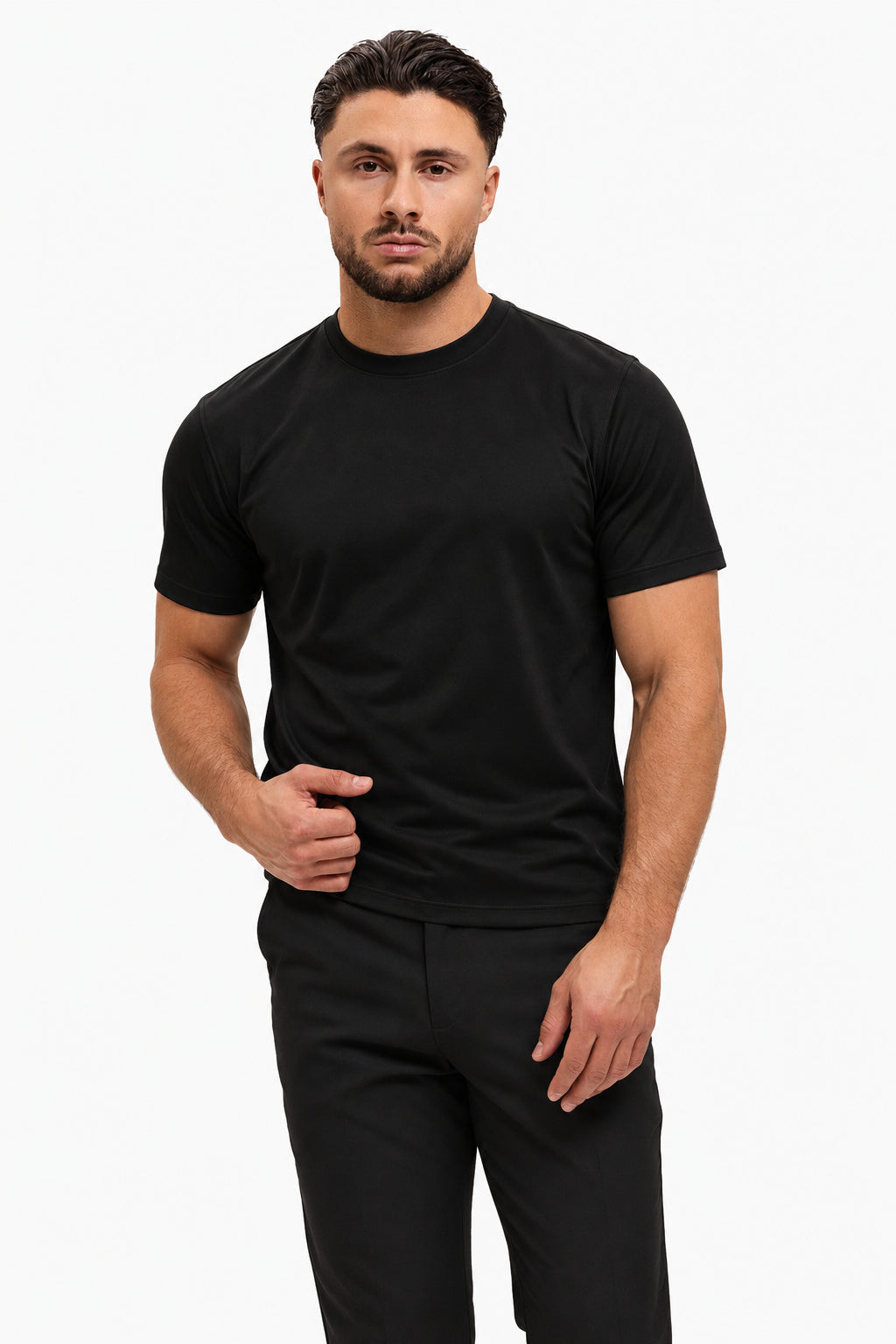Gloss Essential Shirt black – studio pose, zwarte pantalon