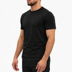 Gloss Essential Shirt black – studio side, zwarte pantalon