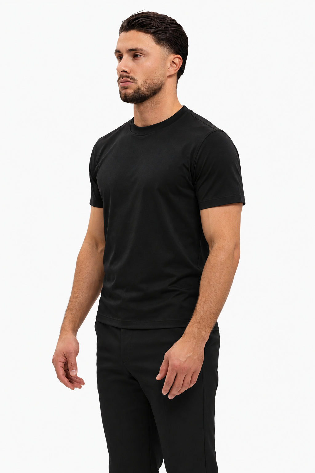 Gloss Essential Shirt black – studio side, zwarte pantalon