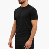 Gloss Essential Shirt black – studio side, zwarte pantalon
