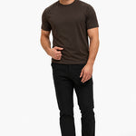 Gloss Essential Shirt deep-brown – studio full, zwarte pantalon