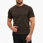 Gloss Essential Shirt deep-brown – studio pose, zwarte pantalon
