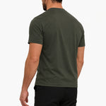Gloss Essential Shirt midnight-olive – studio back, zwarte pantalon