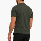 Gloss Essential Shirt midnight-olive – studio back, zwarte pantalon