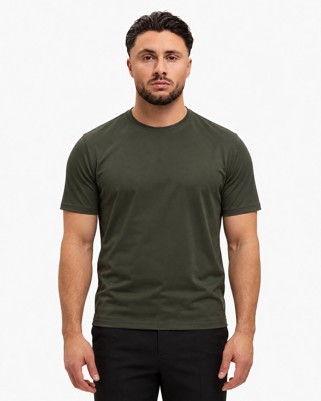 Gloss Essential Shirt midnight-olive – studio front, zwarte pantalon
