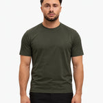 Gloss Essential Shirt midnight-olive – studio front, zwarte pantalon
