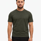 Gloss Essential Shirt midnight-olive – studio front, zwarte pantalon