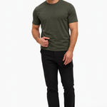 Gloss Essential Shirt midnight-olive – studio full, zwarte pantalon