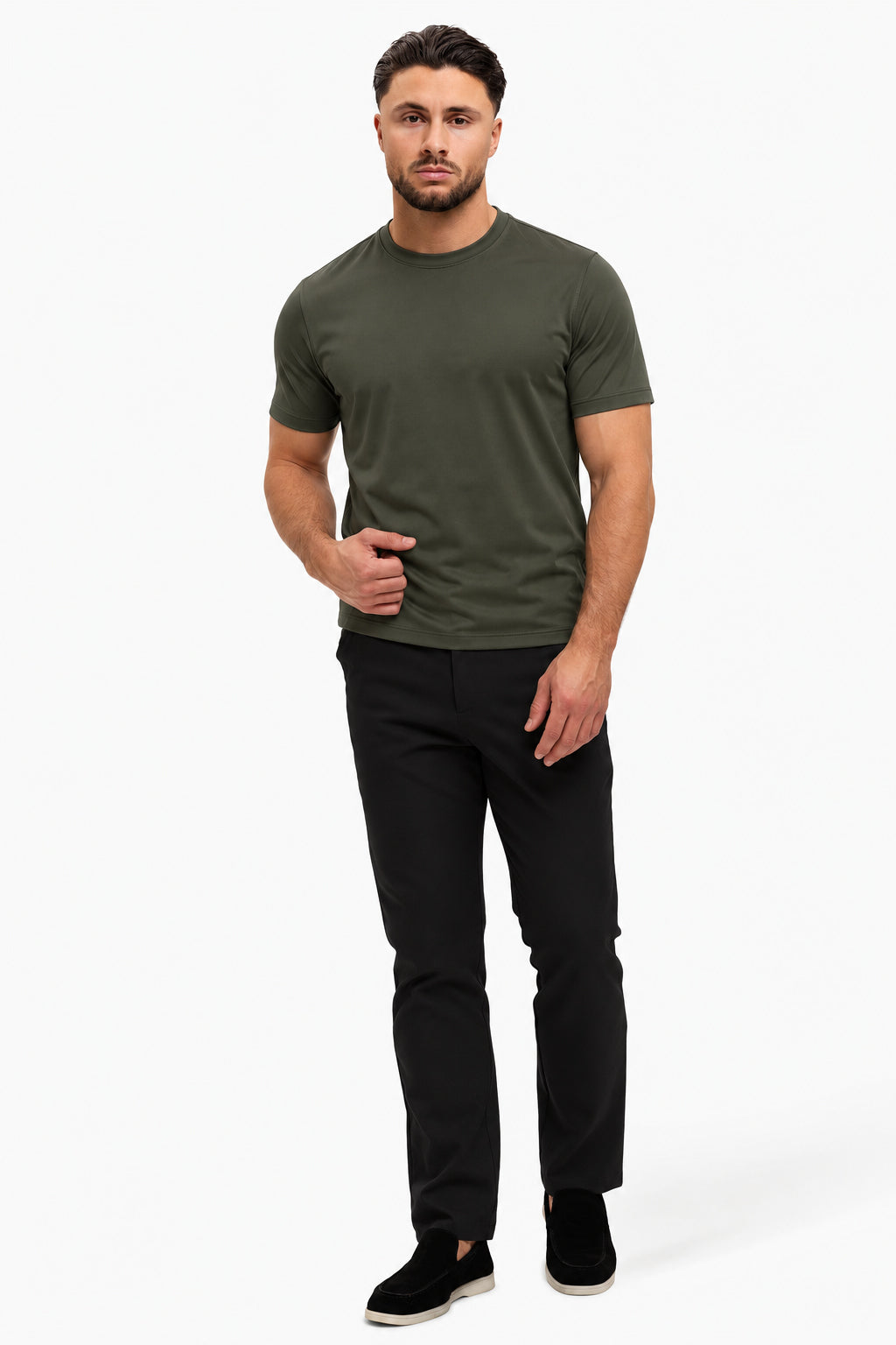 Gloss Essential Shirt midnight-olive – studio full, zwarte pantalon