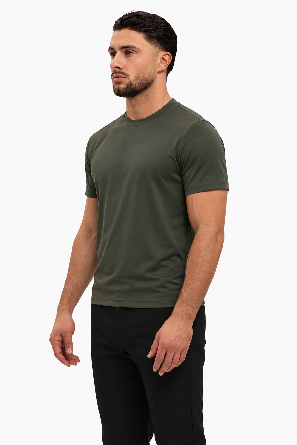 Gloss Essential Shirt midnight-olive – studio side, zwarte pantalon