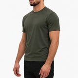 Gloss Essential Shirt midnight-olive – studio side, zwarte pantalon