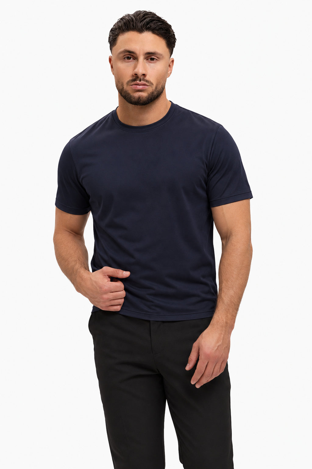 Gloss Essential Shirt navy – studio pose, zwarte pantalon