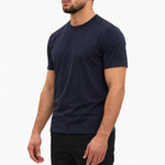 Gloss Essential Shirt navy – studio side, zwarte pantalon