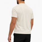 Gloss Essential Shirt off-white – studio back, zwarte pantalon